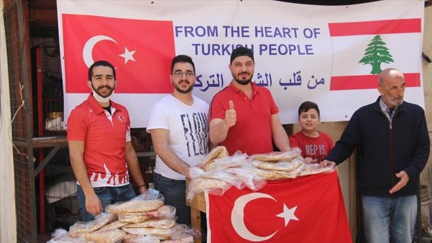  رمضان بلبنان.. السفارة التركية توزع الخبز على المحتاجين