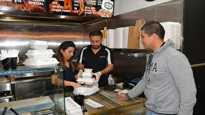  أستراليا.. مطعم تركي يتكفل بإطعام الطلاب المحتاجين طيلة رمضان