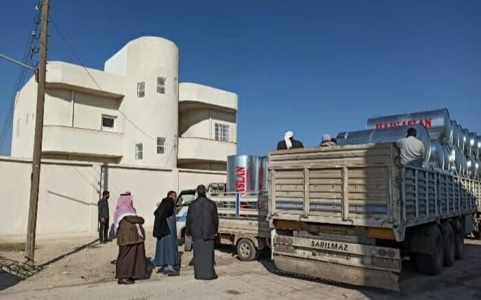 أعلنت ولاية شانلي أورفة التركية، توزيع 70 خزان مياه لمساجد مدينتي تل أبيض ورأس العين المحررتين من الإرهاب في سوريا، ضمن عملية "نبع السلام". و بحسب بيان صادر عن الولاية، الإثنين، تتواصل أعمال "مركز تنسيق ودعم سوريا" التابع للولاية، في مدينتي تل أبيض ورأس العين. ( Şanlıurfa Valiliği - وكالة الأناضول )