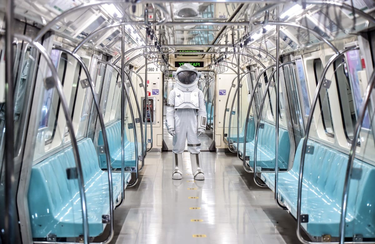ماذا يفعل رائد الفضاء في مترو إسطنبول؟