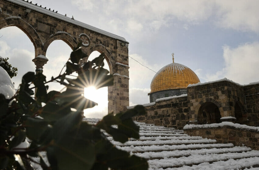  ثلوج القدس.. باحات المسجد الأقصى تتزين بالأبيض (صور وفيديوهات)