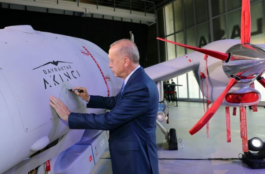 أردوغان يوقّع على طائرة بيرقدار أقينجي