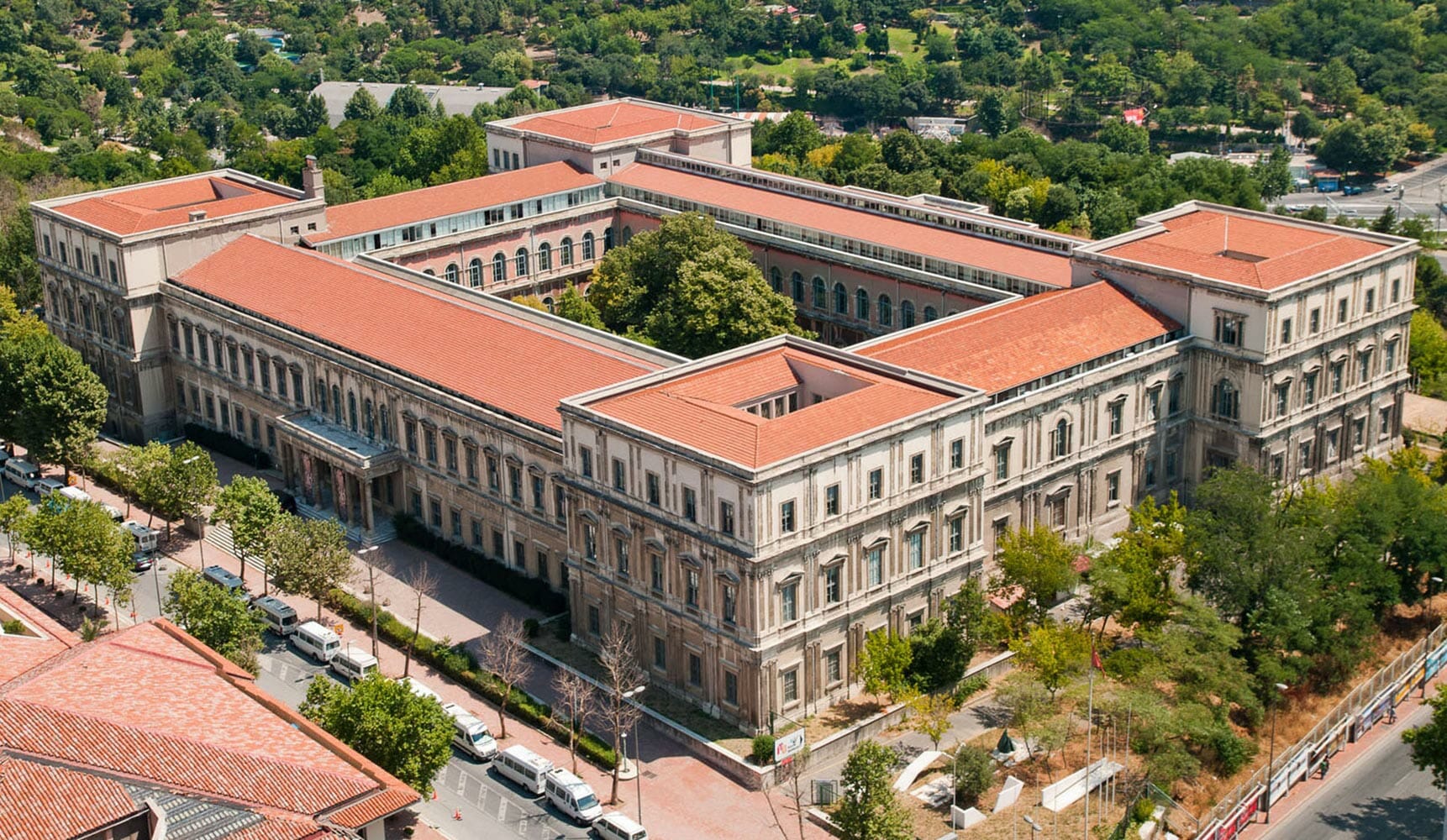 جامعة اسطنبول Üniversitesi Istanbul صرح عريق مواكب للتاريخ وحداثة المستقبل
