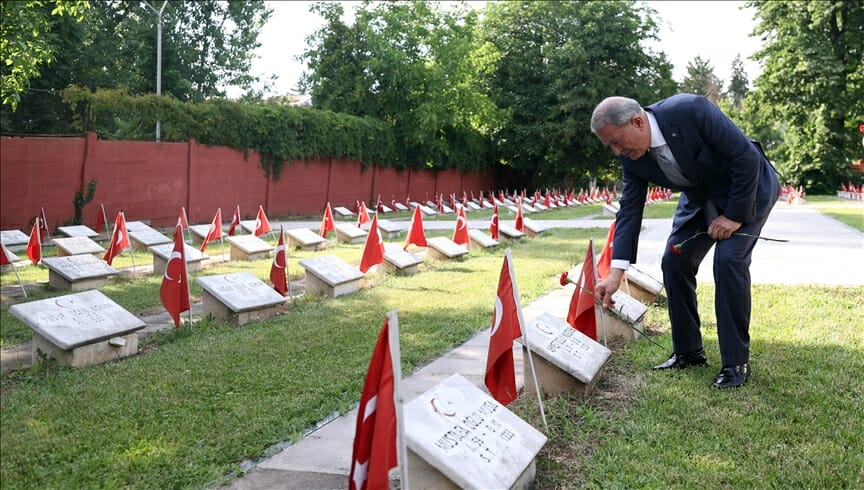 خلوصي أكار يزور مقبرة شهداء اتراك