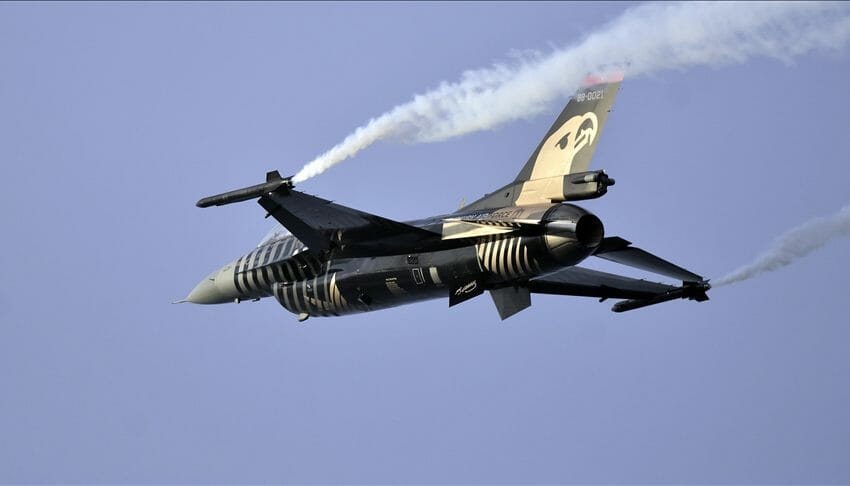 فريق سولوتورك التركي يستعرض مهاراته الجوية في سماء تونس
