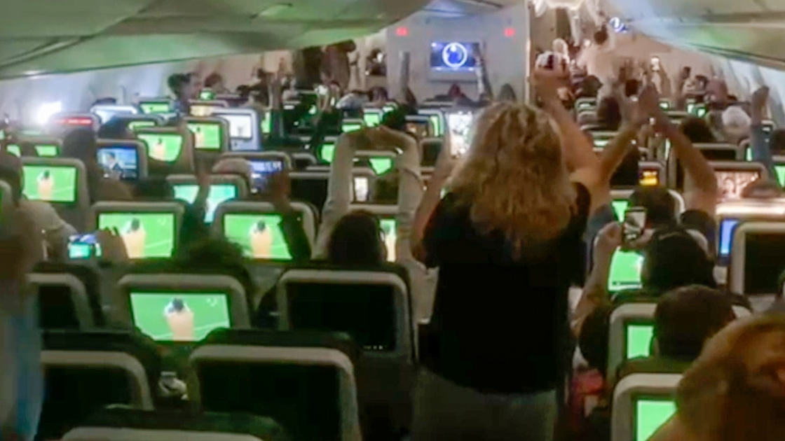 ركاب الخطوط الجوية التركية يتابعون نهائي المونديال فوق السحاب