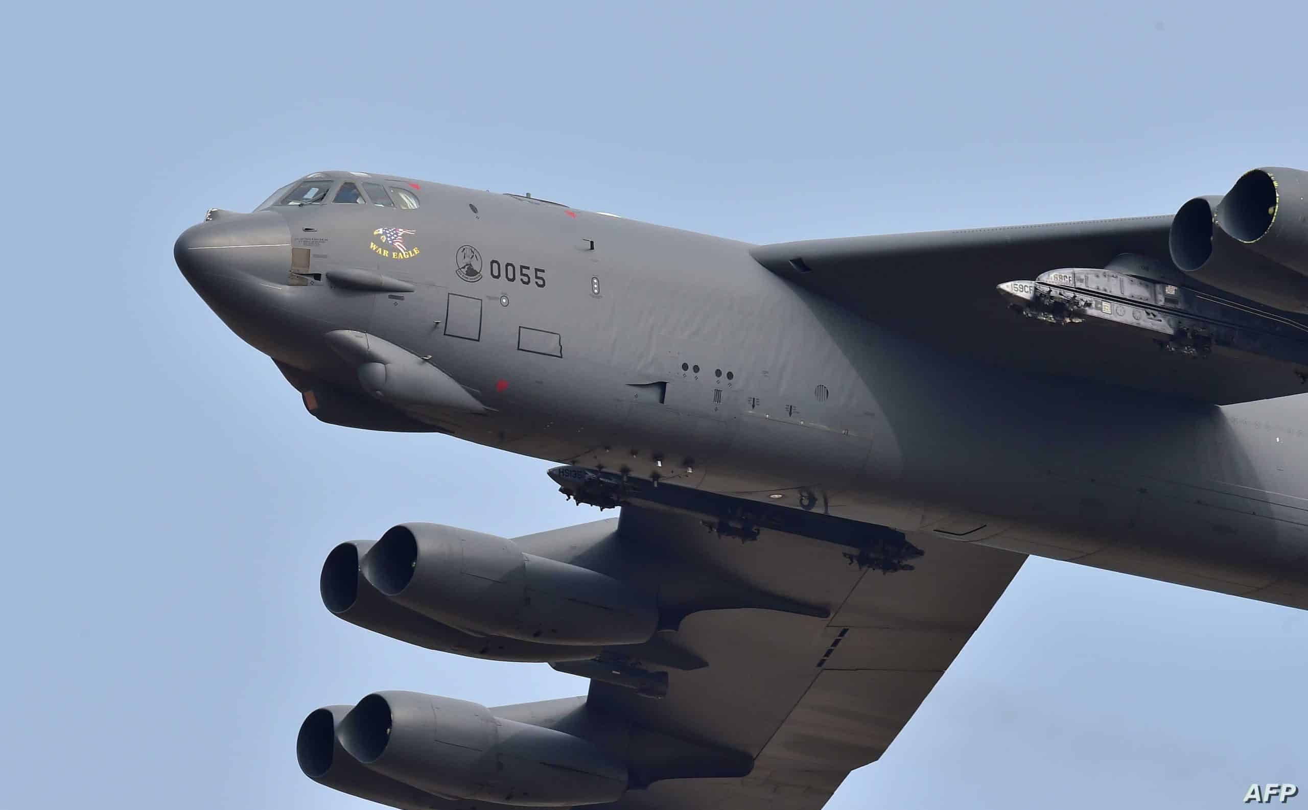 A US B-52 Stratofortress flies over the Osan Air Base in Pyeongtaek, south of Seoul, on January 10, 2016. The US sent a heavy bomber over South Korea on January 10 in a show of force as North Korean leader Kim Jong-Un insisted his country's latest nuclear test was carried out in self-defence. AFP PHOTO / JUNG YEON-JE (Photo by JUNG YEON-JE / AFP)