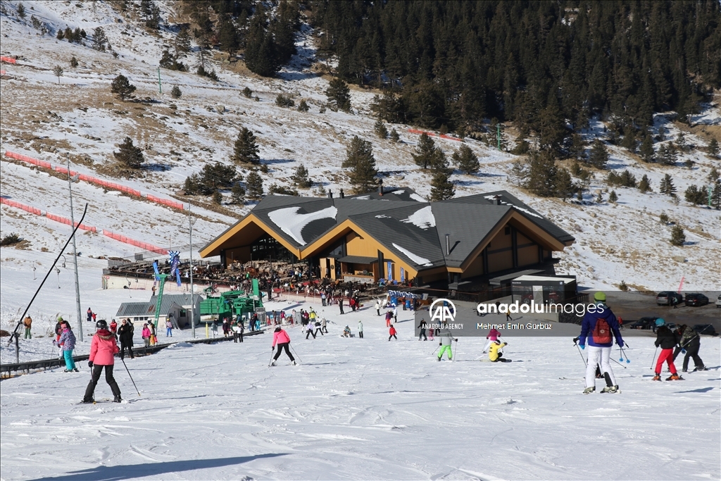 تركيا.. السياح يقضون أوقاتا جميلة بالتزلج في قارطل قايا