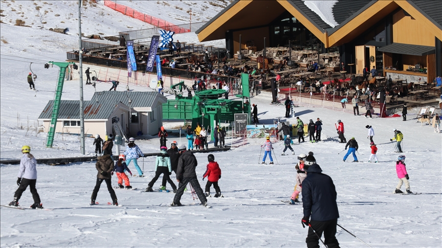 تركيا.. السياح يقضون أوقاتا جميلة بالتزلج في قارطل قايا