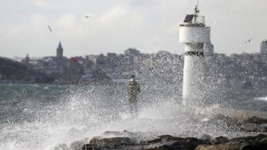 الأرصاد التركية تحذر من عاصفة قوية في 10 مدن