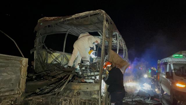 بالصور.. مصرع 3 أشخاص وإصابة 33 آخرين في حادث سير جنوب تركيا