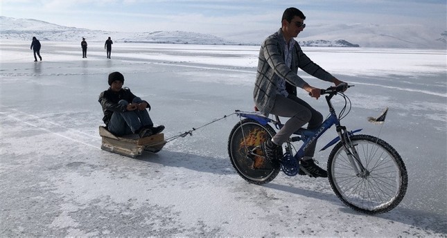 تركيا.. عشاق التزلج على الجليد يقصدون بحيرة تشلدر