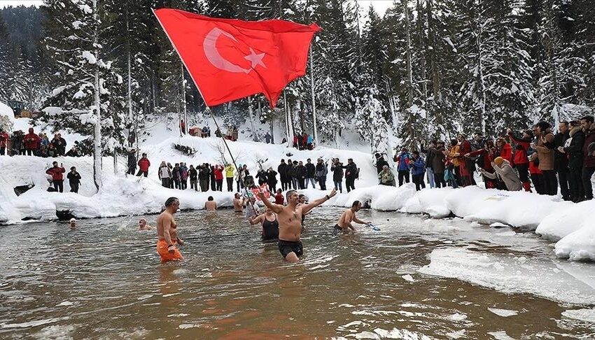 تركيا.. مهرجان للسباحة الشتوية في ولاية ريزة