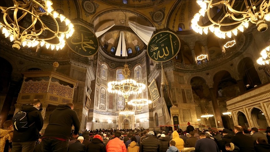 جوامع إسطنبول تحتفل بـ "ليلة الرغائب" 