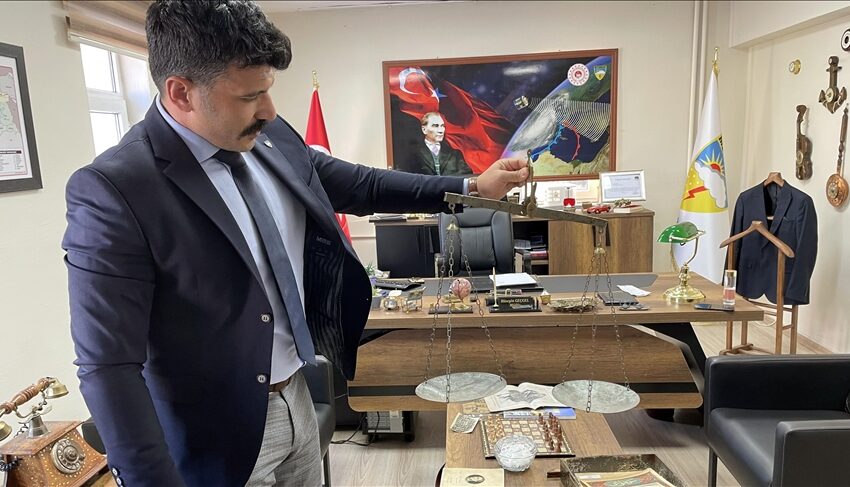  مسؤول تركي يحول مكتبه لمتحف للمقتنيات الكلاسيكية