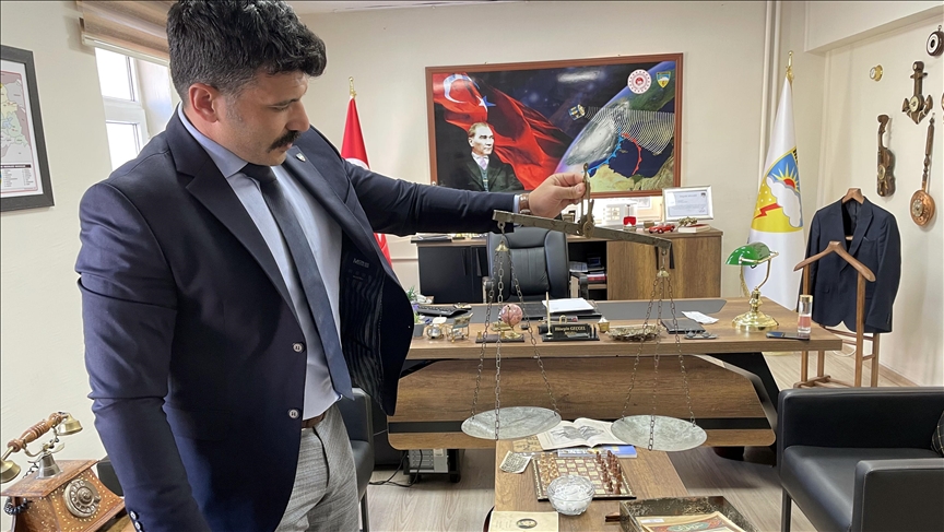 مسؤول تركي يحول مكتبه لمتحف للمقتنيات الكلاسيكية مسؤول تركي يحول مكتبه لمتحف للمقتنيات الكلاسيكية