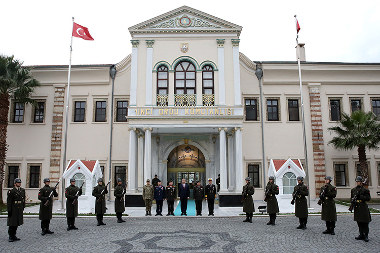  وزير الدفاع التركي يتفقد قيادة الجيش الأول