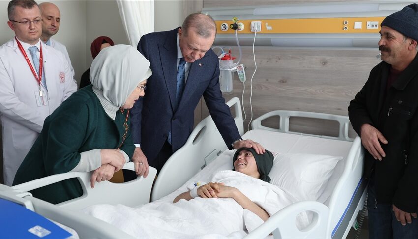  أردوغان يزور مصابي الزلزال في مستشفى بالعاصمة أنقرة