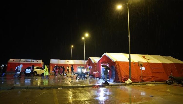 الصحة التركية تنشئ 77 مشفى ميدانيا في مناطق الزلزال