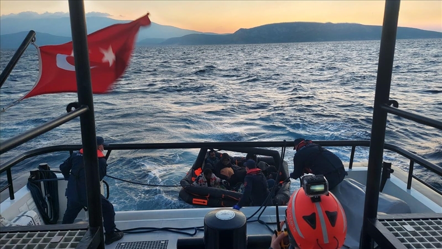 خفر السواحل التركي ينقذ 10 مهاجرين غير نظاميين