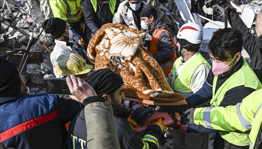 زلزال تركيا.. إنقاذ سيدة من تحت الأنقاض بعد 150 ساعة