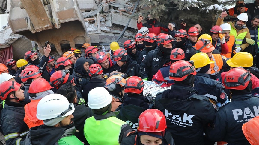 زلزال تركيا.. إنقاذ سيدة من تحت الأنقاض بعد مرور 222 ساعة