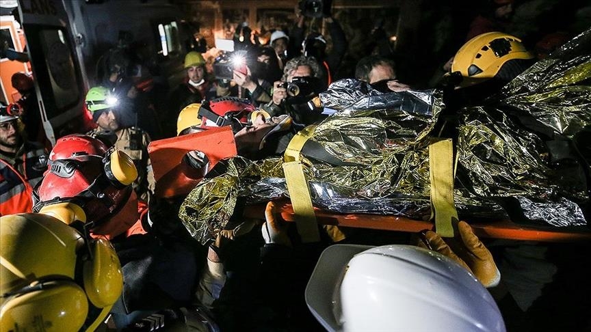 زلزال تركيا.. إنقاذ شخص من تحت الأنقاض بعد 183 ساعة
