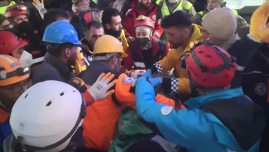  زلزال تركيا.. إنقاذ مواطن من تحت الأنقاض بعد 207 ساعات