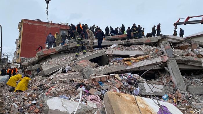 فيديو.. مواطن تركي يوثق لحظة انهيار منزله وهو بداخله