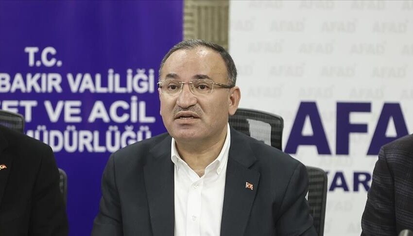 وزير العدل التركي يقرر حبس 184 متهما بسوء تشييد مبان منهارة بالزلزال