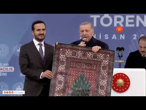  أردوغان: هذه السجادة للصلاة وليست للدوس بالأحذية سنصلي عليها صلاة الشكر يوم الفوز بالانتخابات