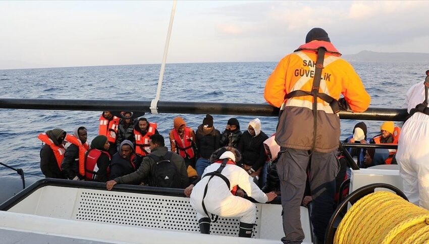 خفر السواحل التركية تنقذ 50 مهاجرا قبالة سواحل جناق قلعة
