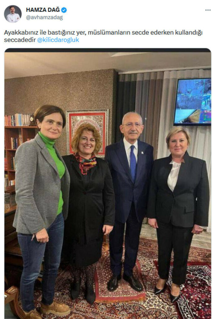 كمال كليجدار أوغلو يعلق على صورته وهو يدوس بحذائه على سجادة الصلاة