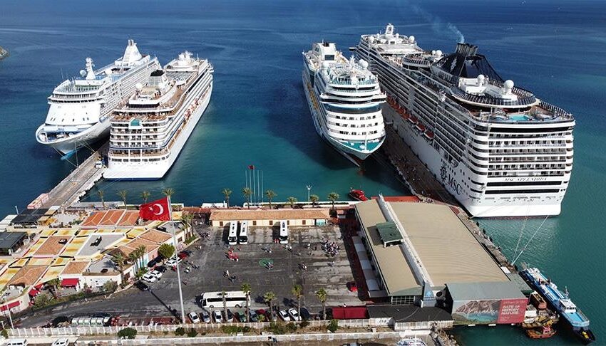4 سفن سياحية ترسو في كوش أداسي التركية