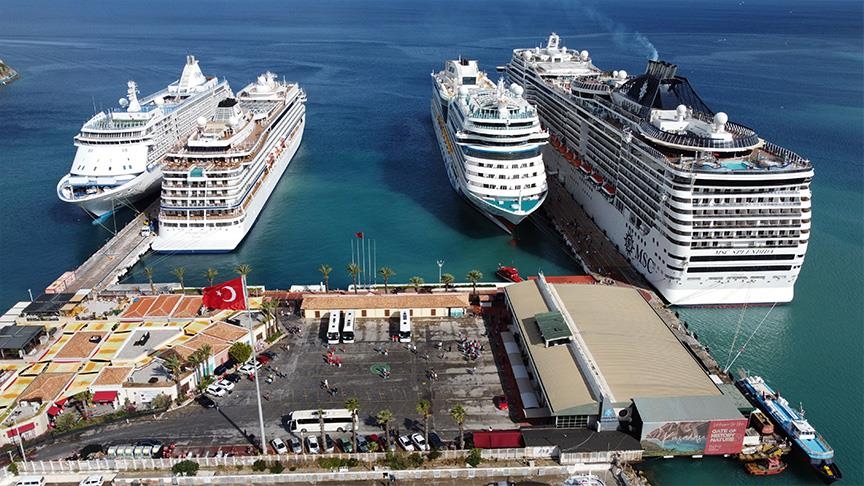 4 سفن سياحية ترسو في كوش أداسي التركية