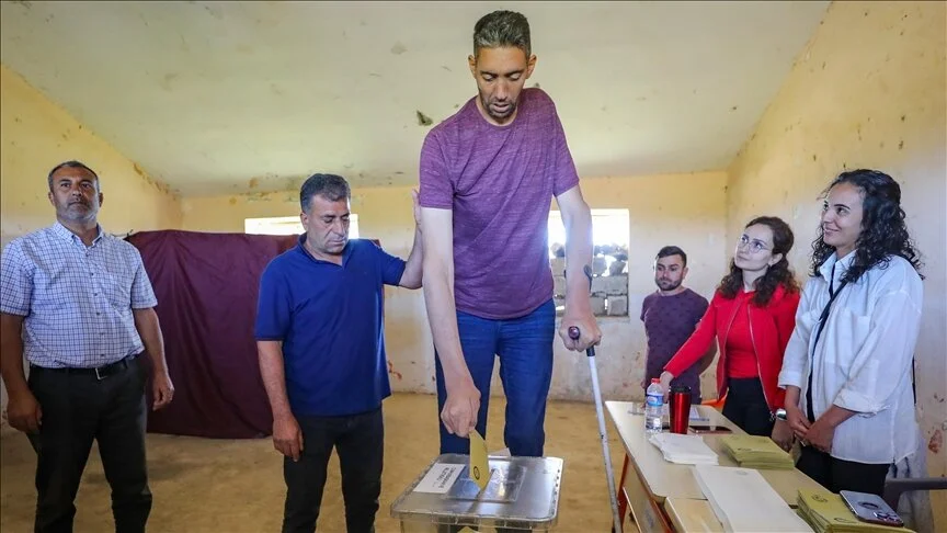 الانتخابات التركية 2023.. أطول رجل في العالم يدلي بصوته