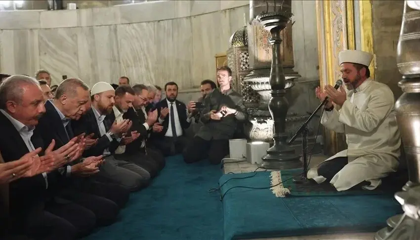 عشية الانتخابات التركية.. أردوغان يصلي المغرب والعشاء في آيا صوفيا
