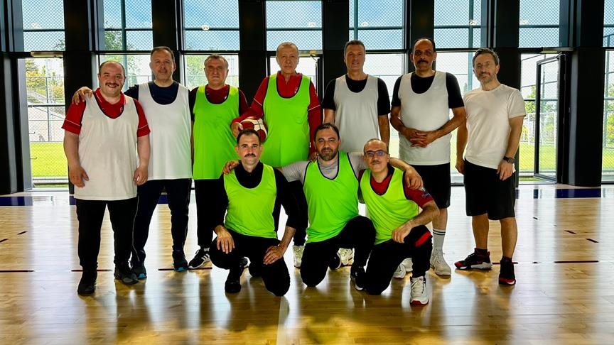 الرئيس أردوغان يلعب كرة السلة مع عدد من المسؤولين