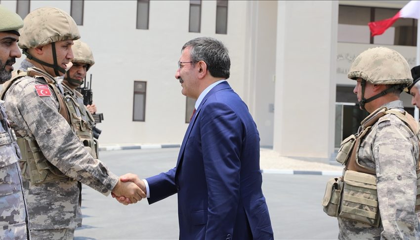 نائب أردوغان يزور الجنود الأتراك العاملين في قطر