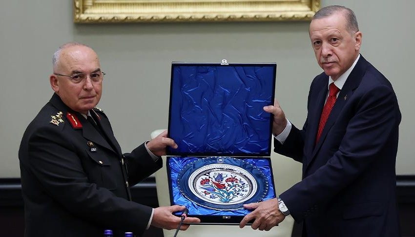 أردوغان يكرم قادة عسكريين يشاركون للمرة الأخيرة في اجتماع مجلس الأمن القومي