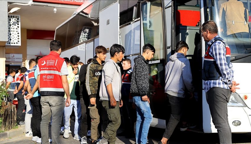 السلطات التركية تضبط 99 مهاجرا شمال غربي البلاد