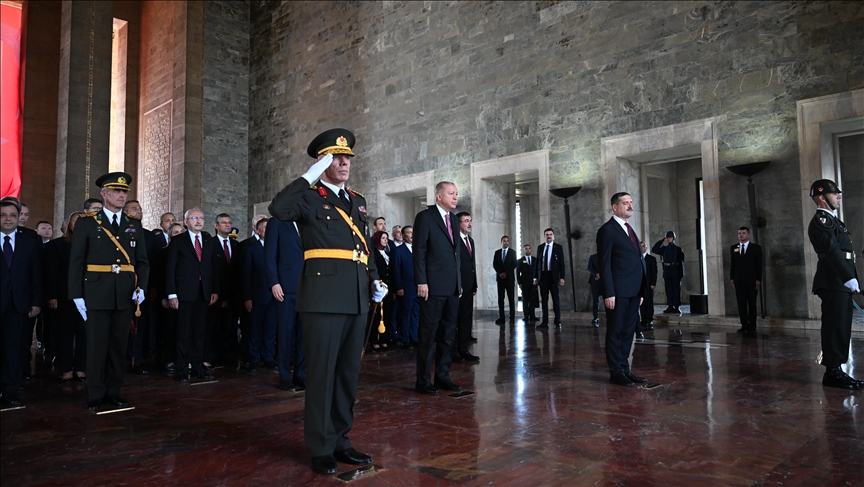 بمناسبة عيد النصر.. أردوغان يزور ضريح أتاتورك