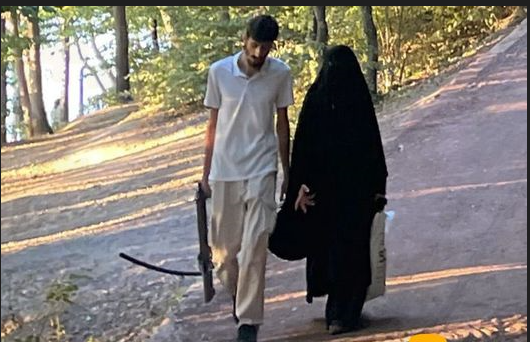 كشف حقيقة تجول مواطن أجنبي وبيده بندقية في إسطنبول