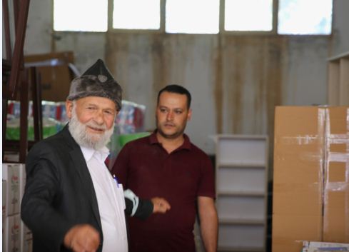 مسن تركي يوصل مستلزمات مدرسية للطلاب المحتاجين في الشمال السوري