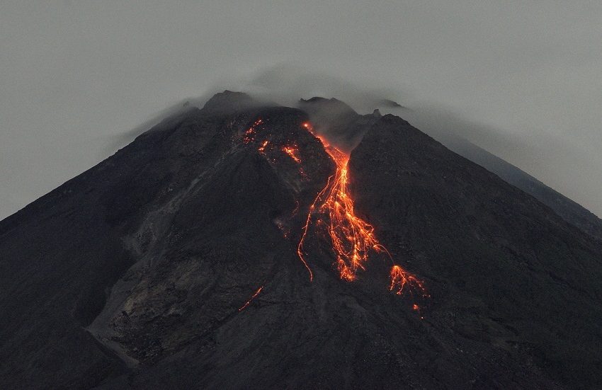 إندونيسيا.. إغلاق مطار بسومطرة بعد ثوران بركان مارابي