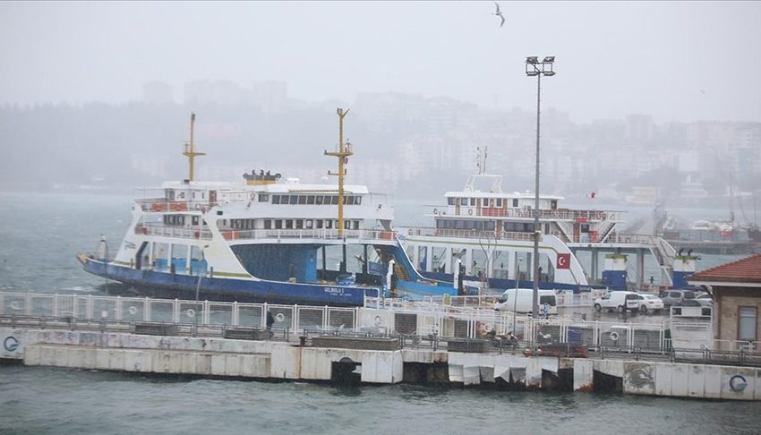  عاصفة ثلجية توقف حركة السفن في مضيق الدردنيل بتركيا
