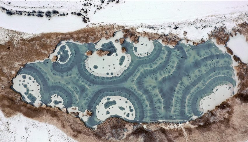 بحيرة أوتشكايا التركية.. تشكيل لوحة جليدية فنية بريشة الطبيعة