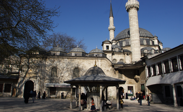 إسطنبول.. تنظيف مسجد السلطان أيوب بماء الورد استعدادا لرمضان