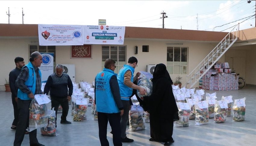  وقف الديانة التركي يقدم مساعدات غذائية لأسر في كركوك العراقية