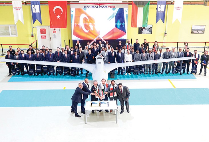 القوات الجوية الكويتية: تخريج الدفعة الأولى من دورة طياري وفنيي ومشغلي طائرة بيرقدار تي بي 2 التركية المسيرة